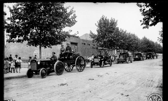 Vehicles d'extinció d'incendis, bombers, pel carrer Vilarrubias. Sabadell