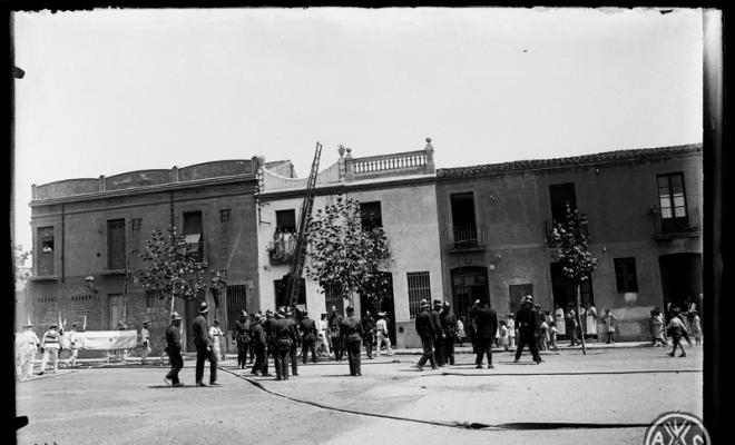 Exercicis de salvament del cos de bombers i la Creu Roja.a la Plaça Sant Joan. Sabadell