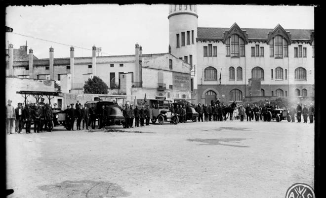 Cos de bombers i Creu Roja després d'haver efectuat exercicis pràctics an el camp de la sang. Sabadell