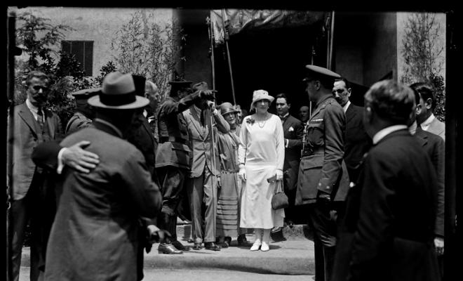 Els reis d'Espanya, Alfons XIII i Victòria Eugènia de Battenberg, sortint de l'església de Sant Feliu