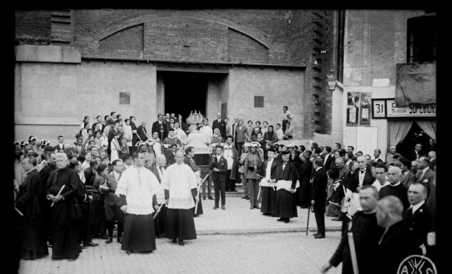 Processó de Festa Major amb les reliquies del sant sortint de l'església de Sant Feliu. Sabadell