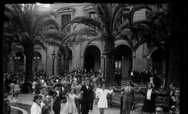 Audició de sardanes a la plaça del Doctor Robert. Sabadell