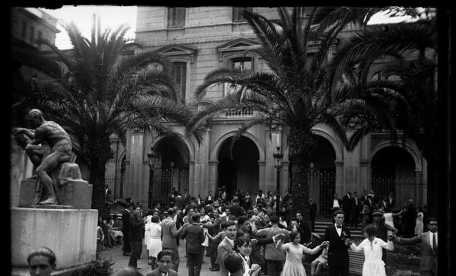 Audició de sardanes a la plaça del Doctor Robert. Sabadell