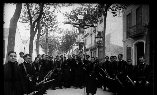 Portants del Sant Crist de la parròquia de la Santíssima Trinitat de Sabadell, durant el Viacrucis