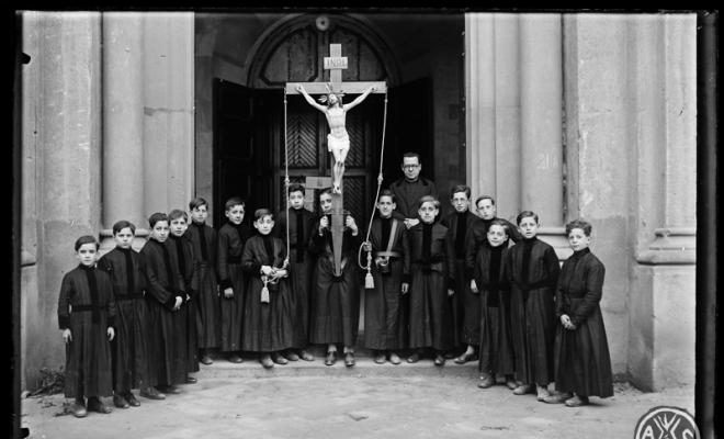 Grup primer d'aspirants a portants amb la imatge petita del Sant Crist. Parròquia de la Puríssima Concepció de Sabadell