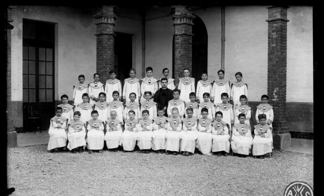 Mossèn Josep Musset amb l'escolania de la parròquia de la Puríssima Concepció de Sabadell