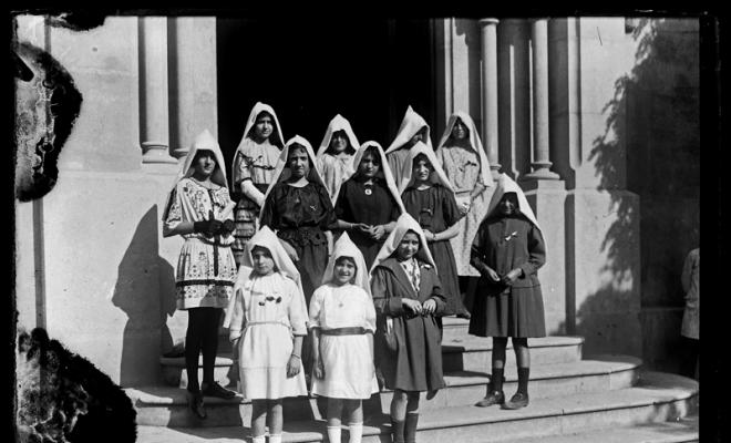 Grup de noies dels Pomells de Joventut a les escales del Santuari de la Mare de Déu de la Salut. Sabadell