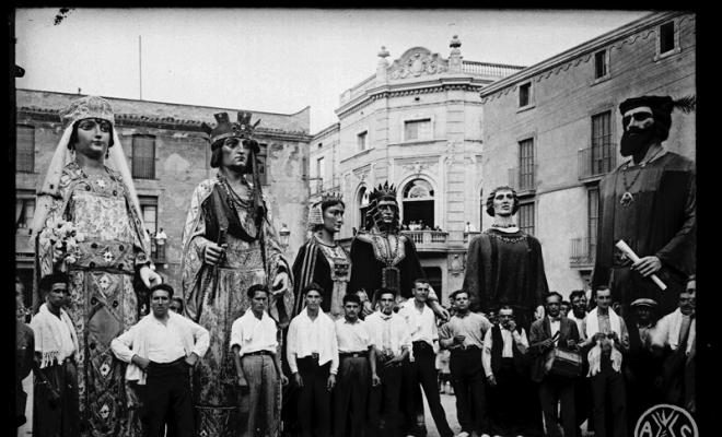 Concentració de gegants d'altres ciutats a la Plaça Sant Roc durant la Festa Major de Sabadell