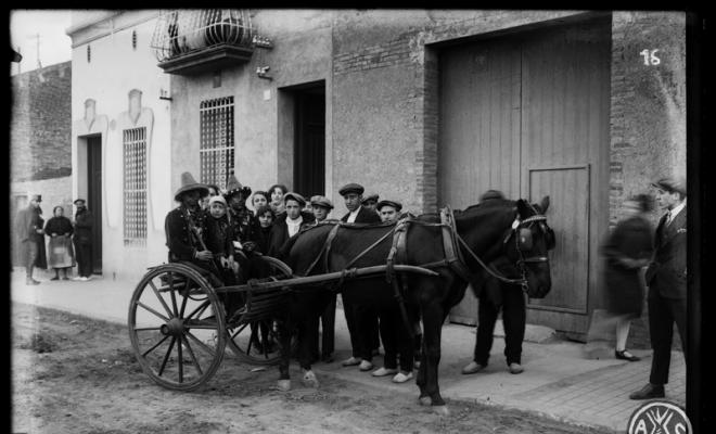 Carro amb tres joves disfressats durant la festa de carnestoltes. Sabadell.