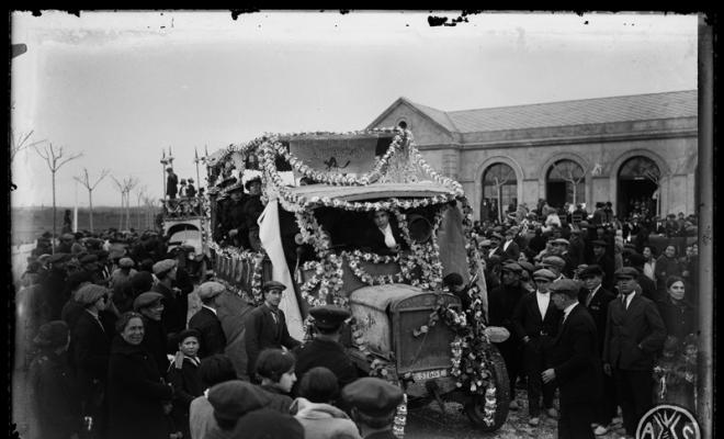 Carrossa de carnestoltes al pas per l'estació dels FF.CC. Sabadell