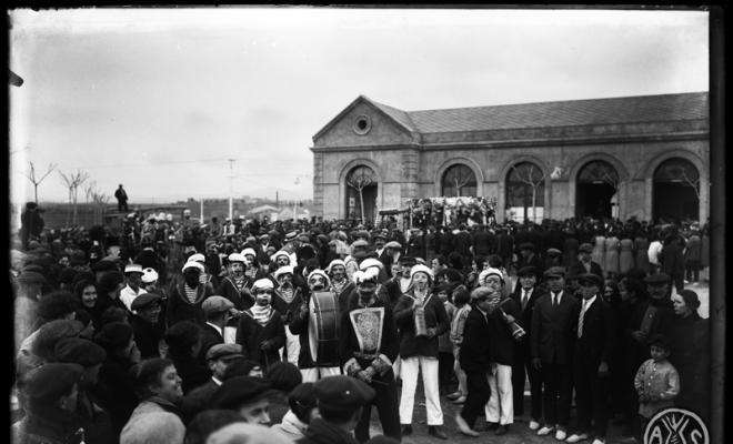 Músics de la xaranga de la desfilada de carnestoltes davant l'estació dels FF.CC (Ferrocarrils Catalans) de Sabadell