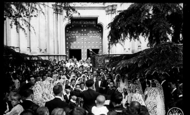 Orfeó cantant davant la Parròquia de Castellar del Vallès