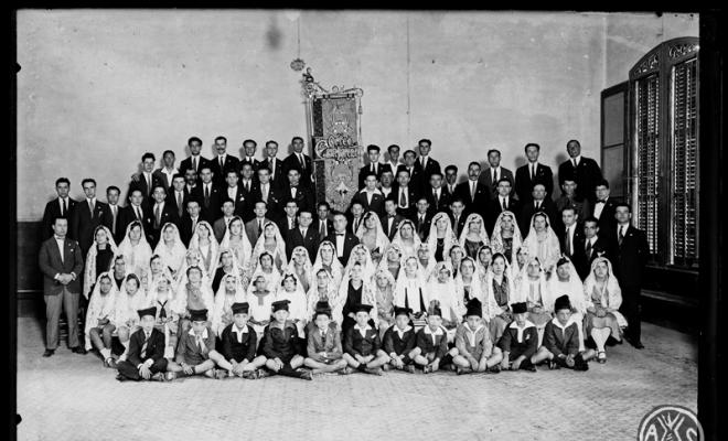 Grup de l'Orfeó Castellarenc el dia de la benedicció de la bandera. Castellar del Vallès