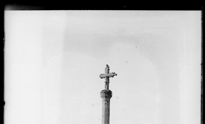 Caminant davant la Creu de Terme de Sant Cugat. Sant Cugat del Vallès