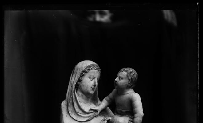 Mare de Déu amb nen Jesús en braços d'estil gòtic. Monestir de Sant Cugat del Vallès
