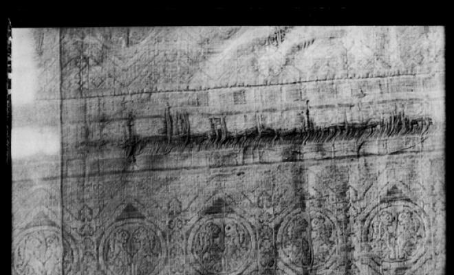 Fragment de la capa de l'abat Arnau Ramon de Biure, amb decoracions geomètriques i zoomòrfiques. Sant Cugat del Vallès