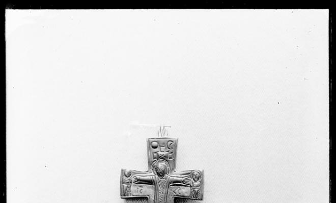 Reliquiari-pectoral de bronze en forma de creu. Sant Cugat del Vallès