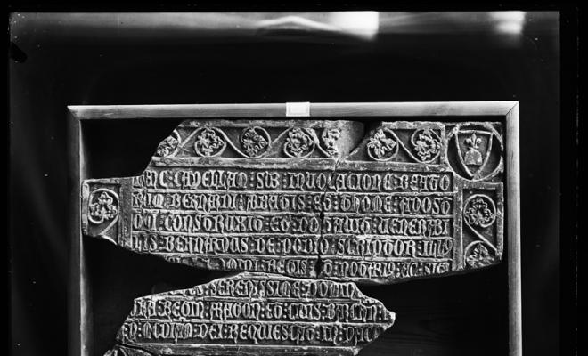 Fragments d'una làpida de pedra. Monestir de Sant Cugat del Vallès