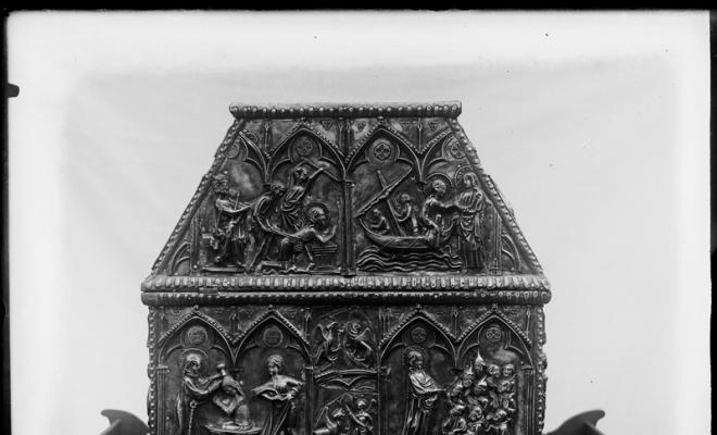 Arqueta reliquari (frontal anvers) d'argent de Sant Cugat del Vallès