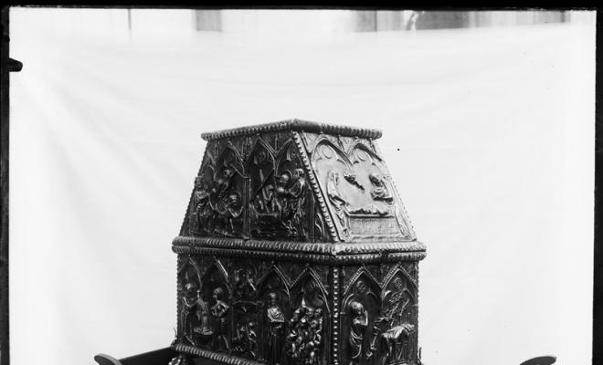 Arqueta reliquari (semilateral) d'argent de Sant Cugat del Vallès