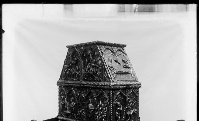 Arqueta reliquari (semilateral) d'argent de Sant Cugat del Vallès