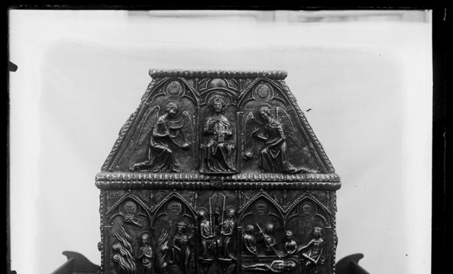 Arqueta reliquari (frontal revers) d'argent de Sant Cugat del Vallès