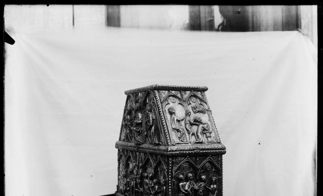 Arqueta reliquari (semilateral revers) d'argent de Sant Cugat