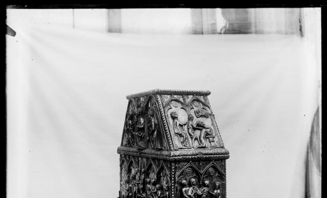 Arqueta reliquiari (semilateral revers) d'argent de Sant Cugat