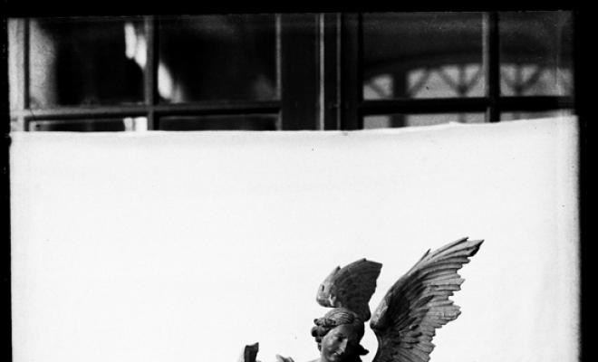 Escultura barroca d'un àngel que va figurar en l'exposició rosariana celebrada a l'Acadèmia Catòlica. Sabadell
