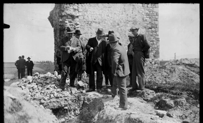 Visita de Josep Puig i Cadafalch a les excavacions fetes al costat de  l'ermita de Sant Nicolau. Sabadell
