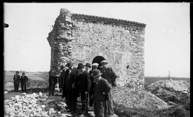 Visita de Josep Puig i Cadafalch a les excavacions fetes al costat de l'ermita de Sant Nicolau. Sabadell