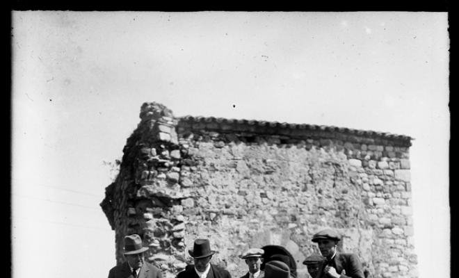 Visita de Josep Puig i Cadafalch a les excavacions fetes al costat de l'ermita de Sant Nicolau. Sabadell