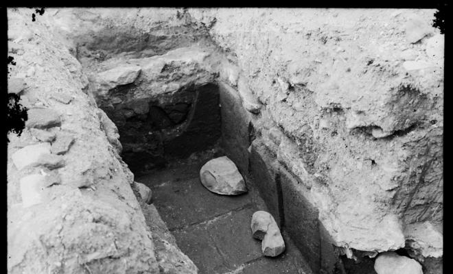 Enterrament construït amb teules romanes, trobat a les excavacions al voltant de l'ermita de Sant Nicolau. Sabadell