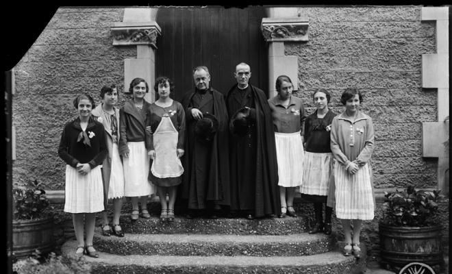 Junta de les Hijas de María davant de l'asil de les Germanetes. Sabadell