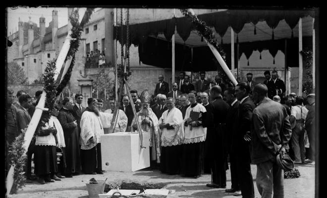 Col.locació de la primera pedra al mercat central. Sabadell