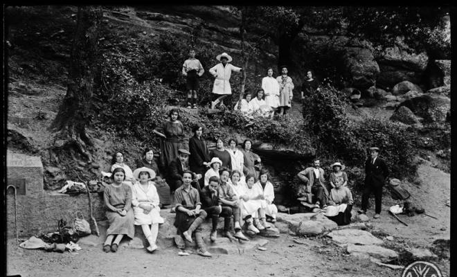 Dolors Miralles Valls i altres membres de l'Acadèmia Miralles d'excursió a Sant Llorenç del Munt, davant de la font de Can Pobla