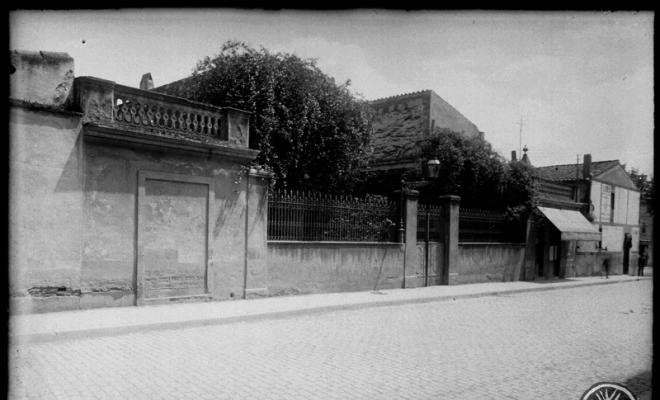 Fanal del gas a la casa dels senyors Carulla. Començament de la Via Massagué amb la plaça de l'Àngel. Sabadell