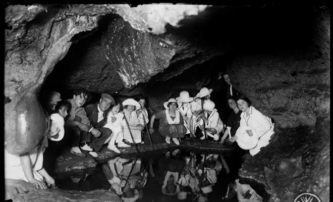 Excursionistes de l'Acadèmia Miralles dins d'una galeria de la cova Simanya. Massís de Sant Llorenç del Munt.
