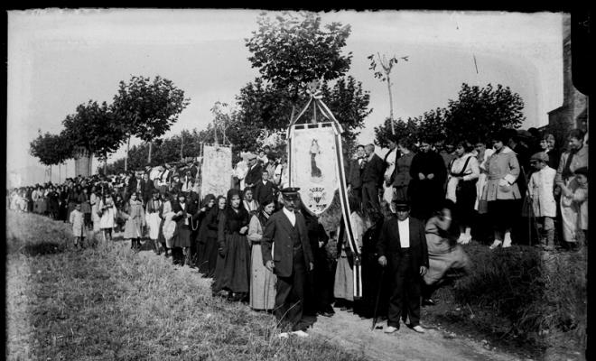 Processó celebrant el 64 aniversari de la invasió colèrica dirigint-se al Santuari de Nostra Senyora de la Salut. Sabadell