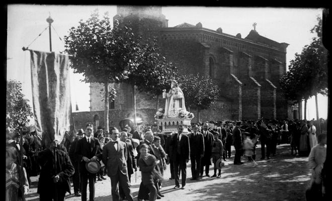 Processó celebrant el 64 aniversari de la invasió colèrica dirigint-se al Santuari de Nostra Senyora de la Salut. Sabadell