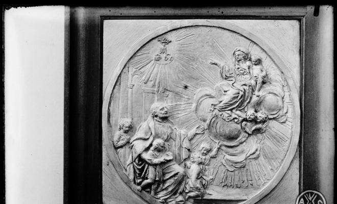 Relleu de l'església de l'Immaculat Cor de Maria, popularment coneguda com els padres. Sabadell.