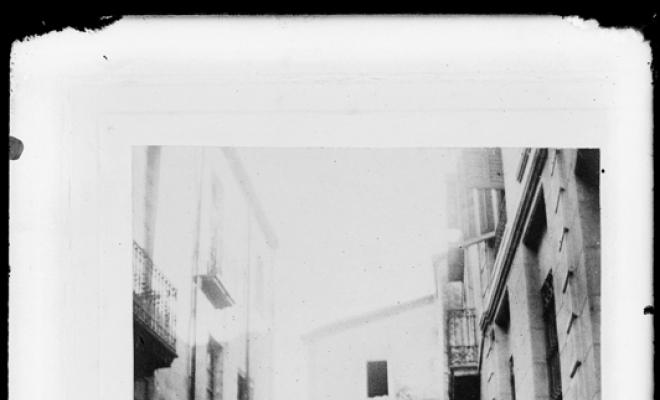Arc de la Borriana (arc d'en Casanoves) que unia les cases del carrer Borriana amb les de la Plaça Major. Sabadell,