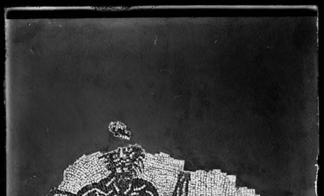 Mosaic de tessel·les blanques i negres amb la figura d'un Neptú procedent de la vil·la romana de la Salut. Sabadell.