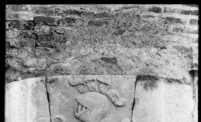 Escut heràldic de la casa Amat de Palou en una llinda del Museu d'Història de Sabadell