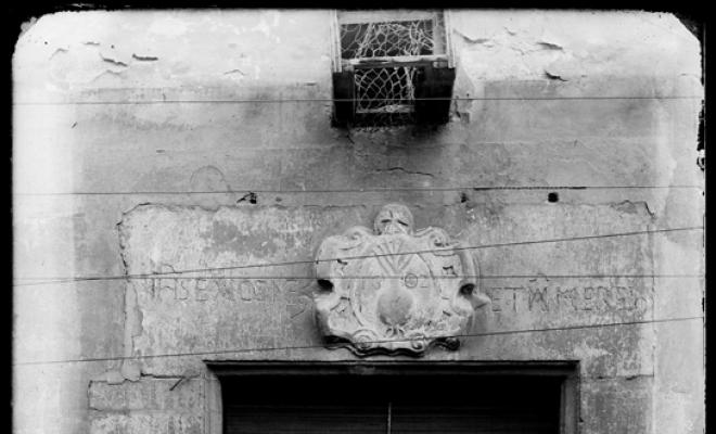 Escut de la vila de Sabadell en un balcó de l'antic Ajuntament al carrer de Gràcia. Sabadell