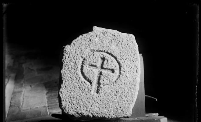 Pedra de la capella de Sant Salvador d'Arrahona, segle XI,  procedent dels fonaments de l'església de Sant Salvador. Sabadell