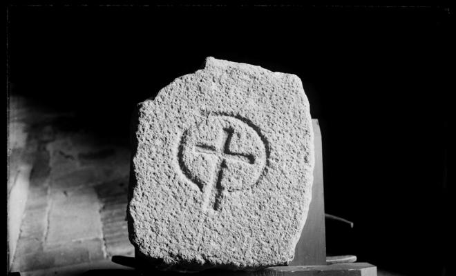 Pedra de la capella de Sant Salvador d'Arrahona, segle XI,  procedent dels fonaments de l'església de Sant Salvador. Sabadell