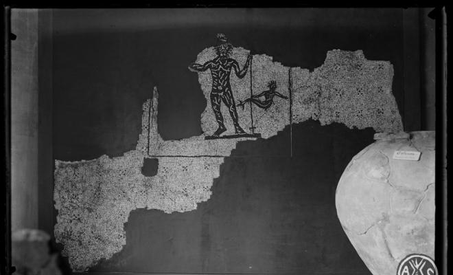 Mosaic de tessel·les blanques i negres amb la figura d'un Neptú procedent de la vil·la romana de la Salut. Museu d'Història de Sabadell.