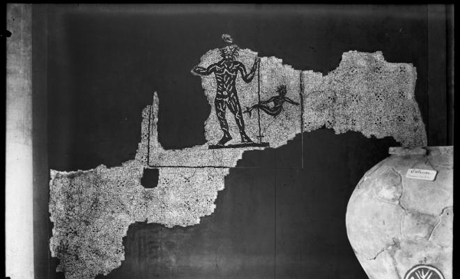 Mosaic de tessel·les blanques i negres amb la figura d'un Neptú procedent de la vil·la romana de la Salut. Museu d'Història de Sabadell.