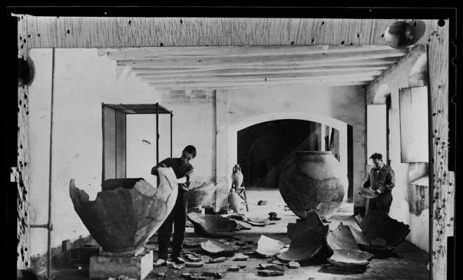 Els senyors Lluís Mas Gomis i Joan Farell Domingo a la sala on es du a terme la reconstrucció de tres dòliums trobats a la Salut. Museu d'història de Sabadell